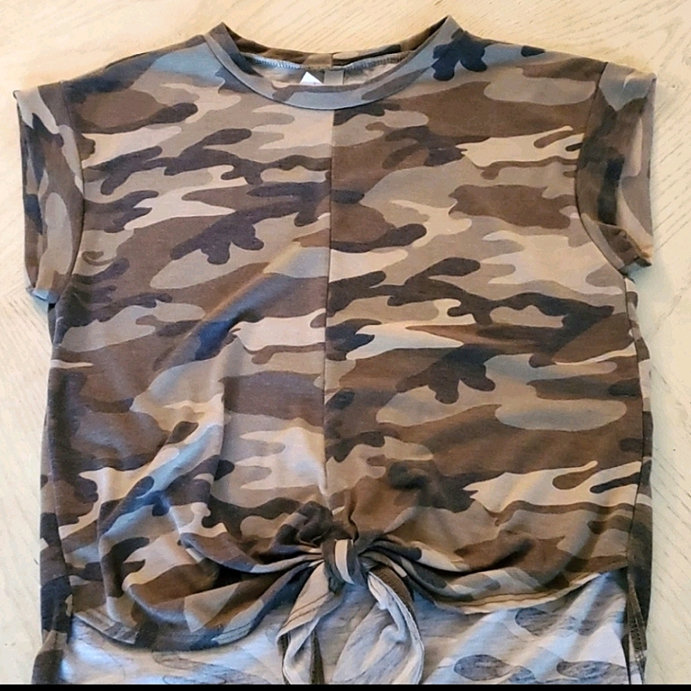 🆕️ Camo tie front shirt